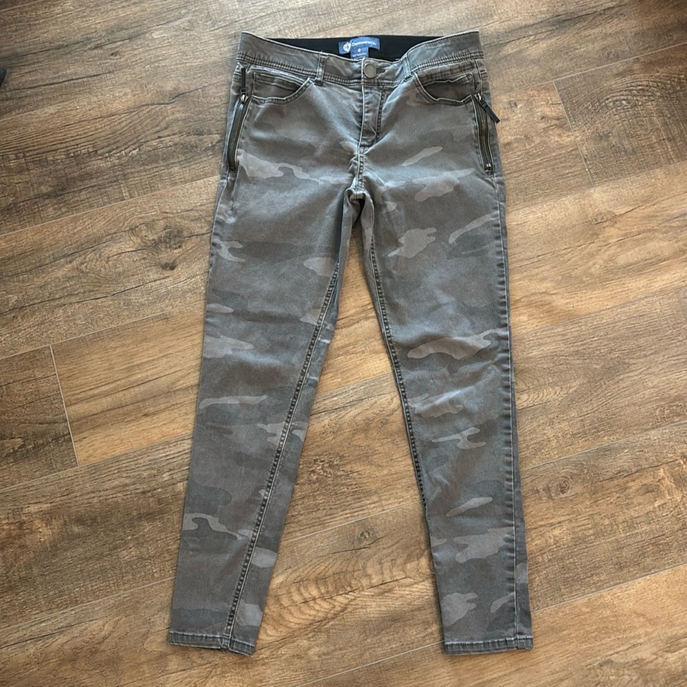 Democracy Women’s Faded Camo Skinny Jeans Size 8 “Ab” Technology Zipper Detail‎